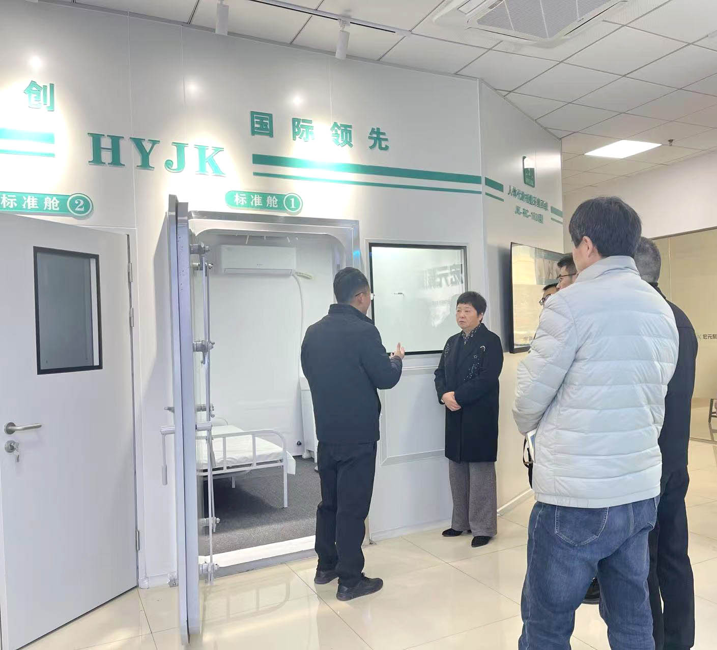 参观代谢舱